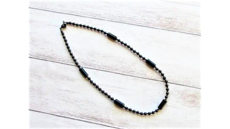 スクエア型オニキスと丸玉オニキスを組み合わせたネックレスを平置きで撮影した画像。ブラックの天然石が均等に並んだ大人の上品なデザイン。