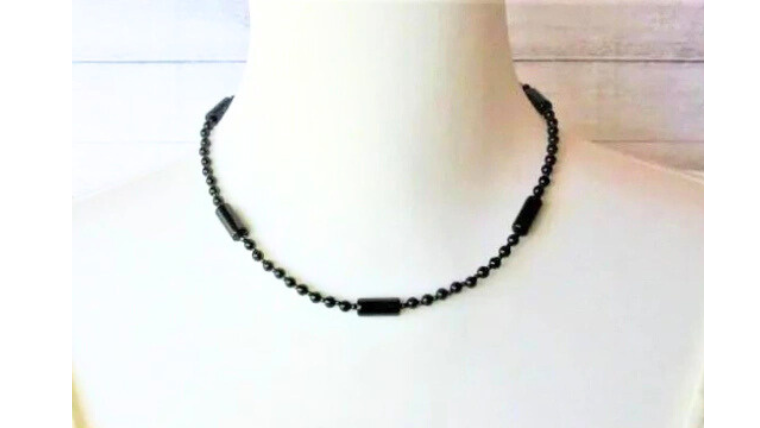 スクエア型オニキスと丸玉オニキスを使用したネックレスをトルソーに着用したイメージ。すっきり首元に沿う上品なブラック天然石ネックレス。