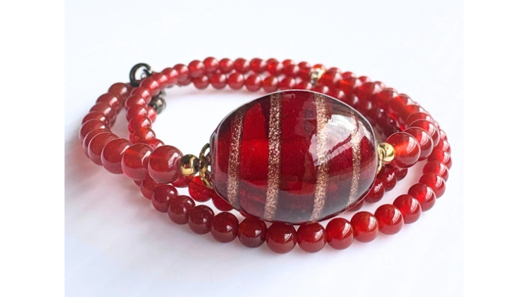 赤めのうとガーネットを連ね、中央にレッドとブロンズのとんぼ玉をあしらったネックレスの全体イメージ。深い赤が大人の女性に似合う上品なデザイン。