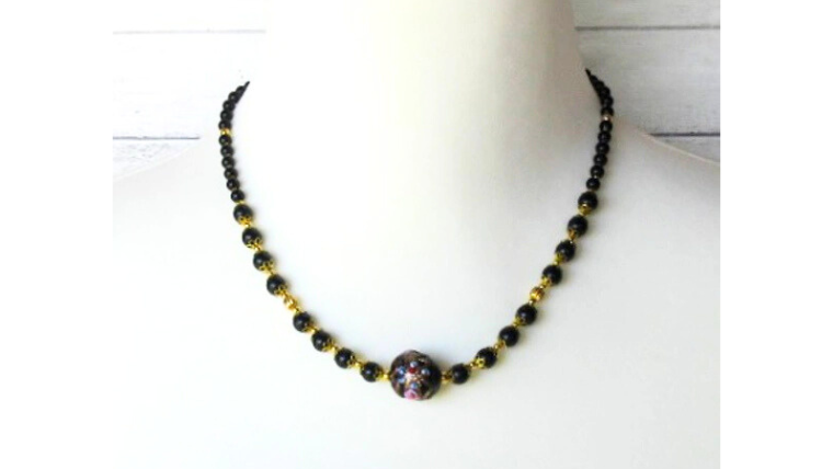 ヴェネチアンとんぼ玉を中心に配置したオニキスネックレスの全体写真。黒と金の組み合わせが大人の華やかさを演出する一点ものアクセサリー。