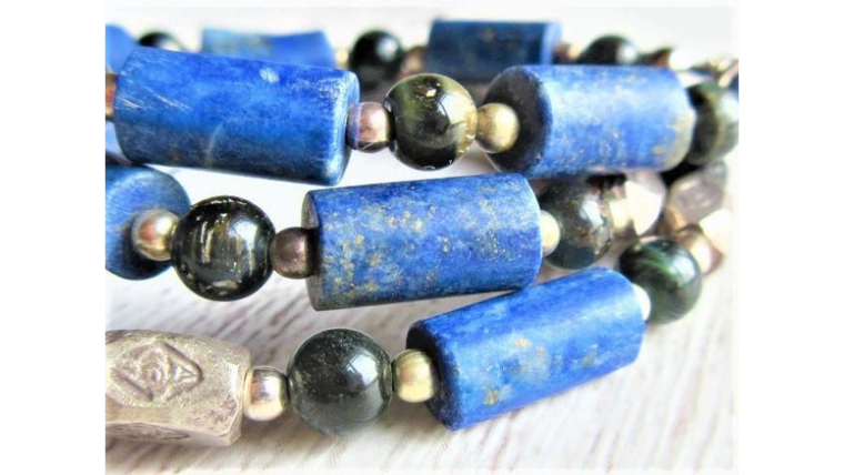 ブルータイガーアイとラピスラズリのビーズを使用した天然石ネックレスの石の質感がわかるアップ画像