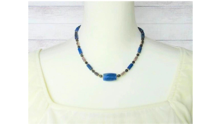 ブルータイガーアイとラピスラズリを組み合わせた民族調デザインの天然石ネックレスを着用したイメージ