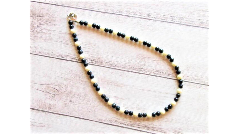 ブルータイガーアイ（青虎目）と本白サンゴを使った、落ち着いた配色の天然石ネックレスの全体写真