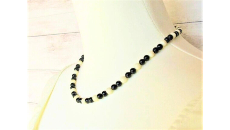 ブルータイガーアイ（青虎目）と本白サンゴを組み合わせた、50代女性に似合う上品な天然石ネックレスの着用イメージ