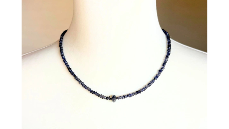 50代女性に似合うアイオライトの天然石ネックレス。深みのある青紫のアイオライトが首元に上品になじむ、もみねショップの一点ものネックレス