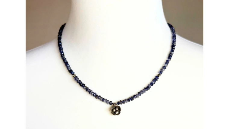 50代女性に似合う梅の銀細工チャーム付きアイオライトネックレス。カットアイオライトの青紫が首元に上品に映える、もみねショップの一点もの天然石ネックレス