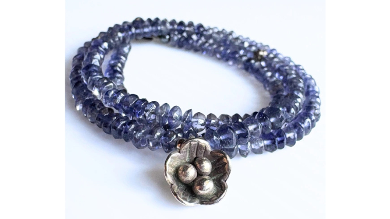 梅モチーフの銀細工チャームとカットアイオライトを組み合わせた天然石ネックレス。多連デザインと石の表情が分かる、もみねショップのハンドメイド作品