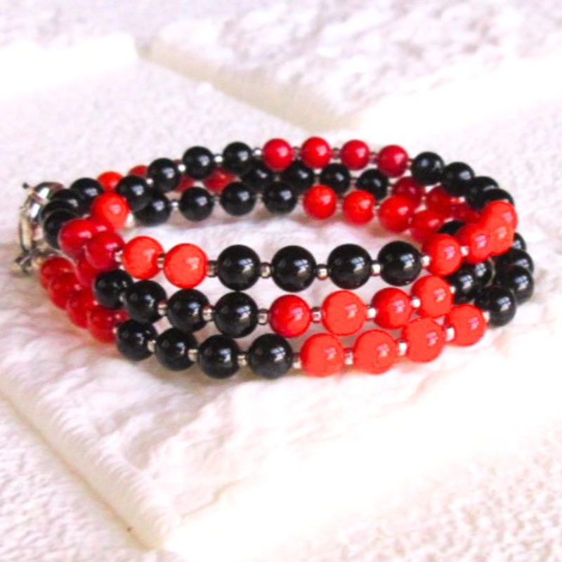 Red coral and black onyx alternating beads necklace, flat lay